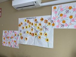 壁に飾られた花の絵