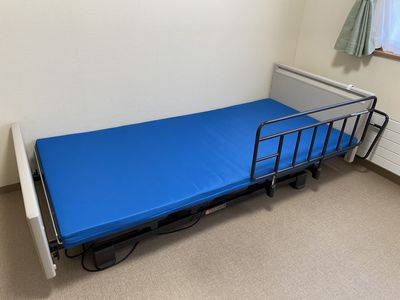シンプルな居室のベッド