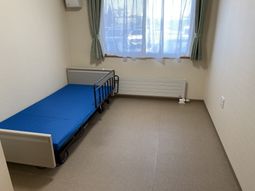 落ち着いた色合いの居室