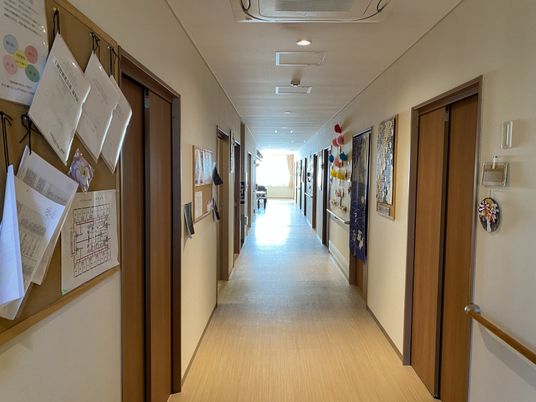 明るく清潔な廊下