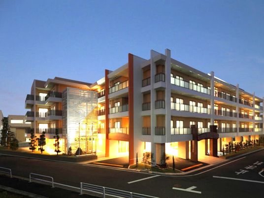 夕景の施設外観