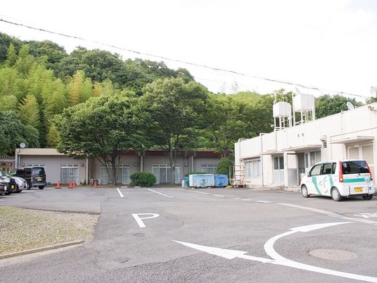 緑に囲まれた外観  