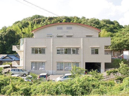 緑に囲まれた建物外観  