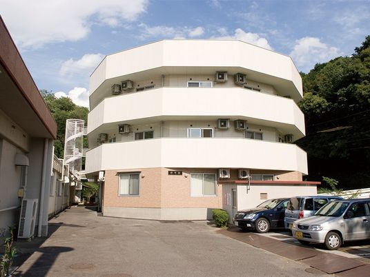 外観の建物と駐車場  