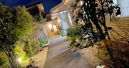 夜の明るい通路