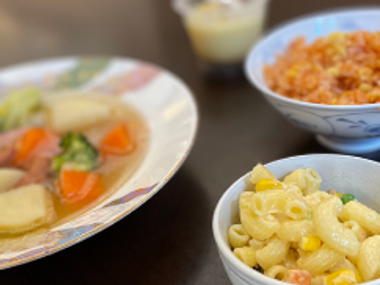 温かい料理の食堂