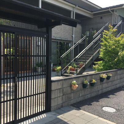 花が飾られた外観