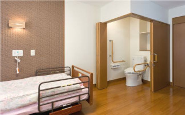ベッドとトイレの居室