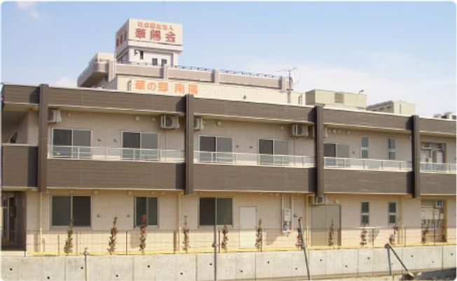 広々とした建物外観