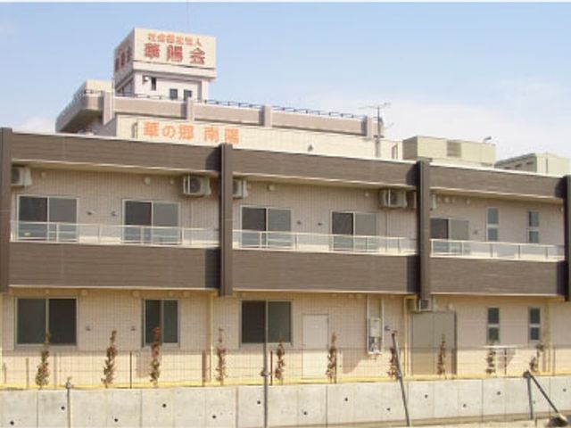 広々とした建物外観 外観 モダンなデザインの建物で、働く環境が整っています。日中は明るい光が差し込みます。