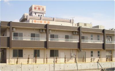 広々とした建物外観