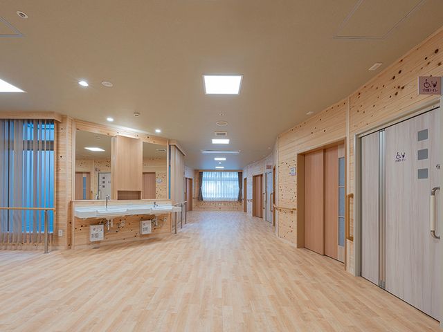 明るい廊下 廊下 自然光が優しく入り込む広々とした廊下です。利用者が快適に行き来できるよう配慮されています。