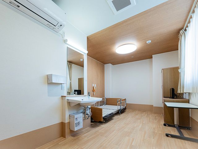 自然光たっぷりの居室 居室 広々とした居室に自然光がたっぷり差し込む空間です。手洗いの設備も整っています。