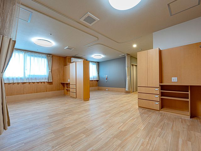 明るい室内の洋室 洋室 自然光がたっぷり入る明るい空間です。清潔で快適な環境が整っています。