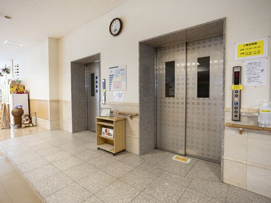 明るいエレベーター前の廊下