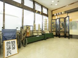 展示物と車椅子のある廊下