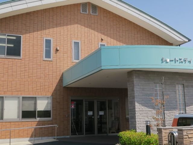 エントランスの外観 外観 広々とした開放感のあるエントランスで、来訪者を温かく迎える雰囲気です。