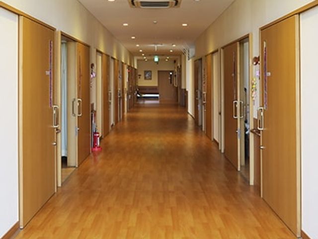 長い廊下 廊下 自然光がやさしく入る、木目調の扉が並んだ広々とした廊下です。施設内の移動がしやすいです。