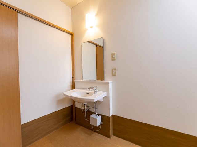 洗面所の清潔感あるコーナー 洗面台 シンプルで使いやすい洗面台は、清潔を保つためにも重要です。日々の身支度に欠かせない空間をご覧ください。
