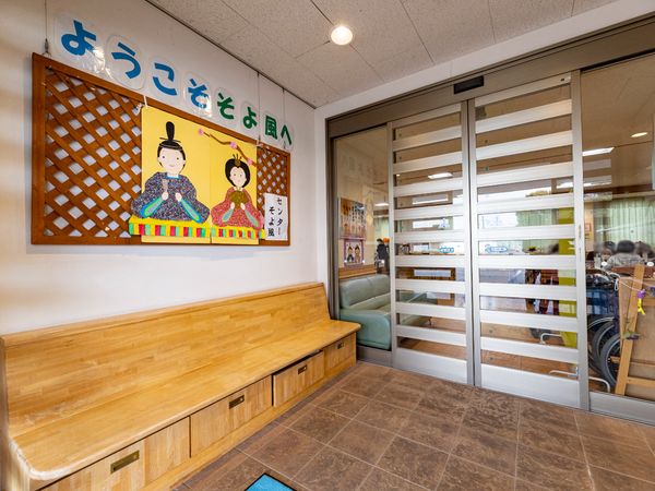 エントランスと伝統的な掲示