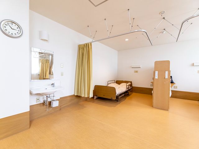 広々とした明るい居室 居室 床暖房が整ったゆとりのある居室で、個々のプライバシーが尊重され、快適な生活を送れる環境が整っています。