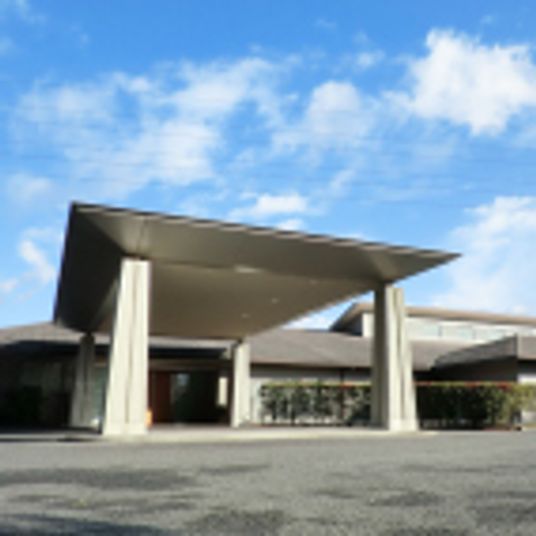 広々とした建物の外観