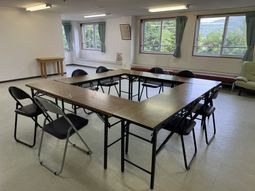 緑が見える会議室