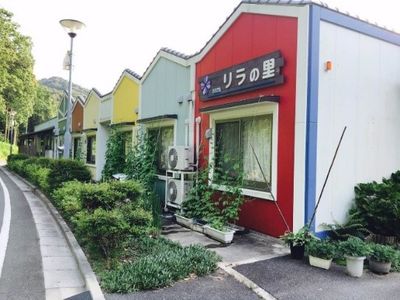 カラフルな建物の外観