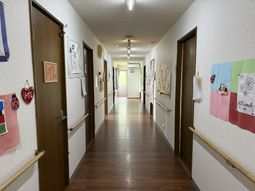 アート作品が並ぶ廊下