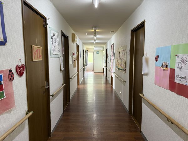 アート作品が並ぶ廊下