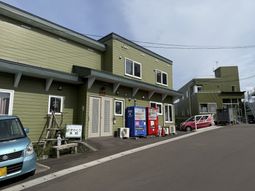 緑色の建物の外観