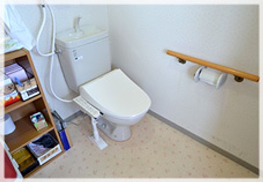 手すり付きのトイレ