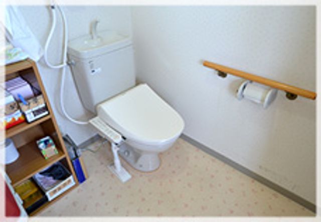 手すり付きのトイレ