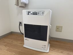 白い暖房器具の部屋