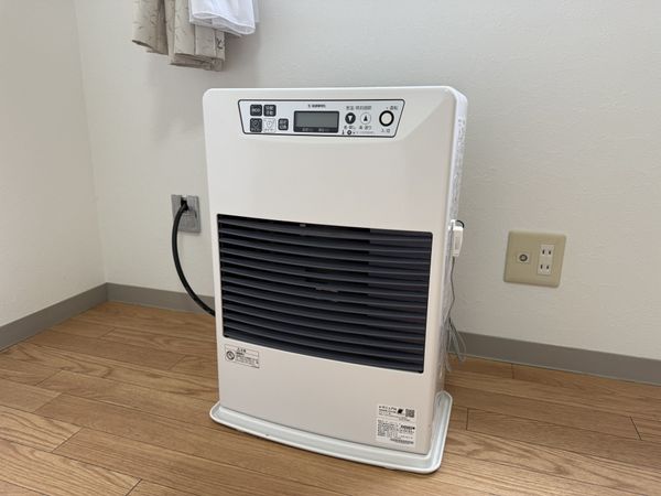 白い暖房器具の部屋