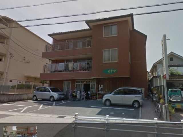 茶色い建物の外観 外観 朝陽を浴びる落ち着いた色合いの建物です。きちんとメンテナンスされた外観が、働く場としての清潔感を伝えています。