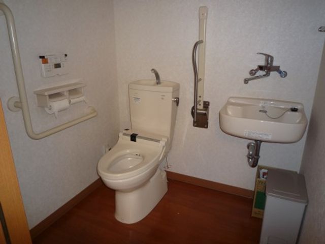 手すり付き清潔なトイレ トイレ 機能的に配された手すりがあるため、安心してご利用いただけます。清掃が行き届いており、いつでも清潔を保つことができます。