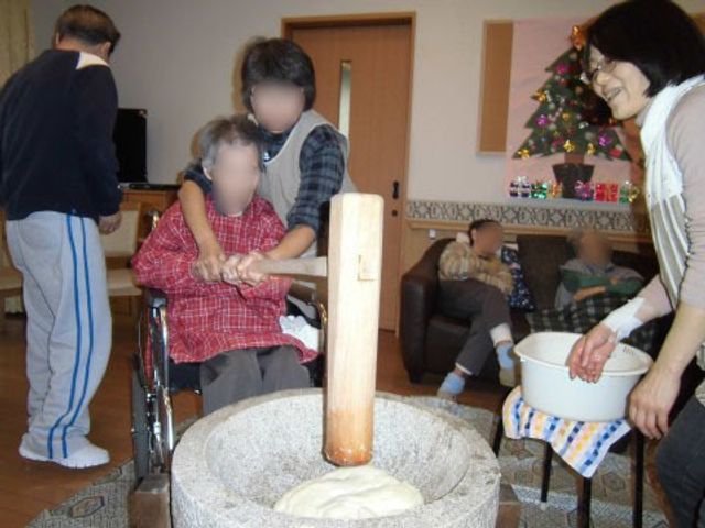 餅つきイベントの様子 レクリエーション 共同で楽しむ餅つき行事を行っており、皆で協力して年末の準備をしています。この活動を通じて、コミュニティの絆を深める時間を提供しています。