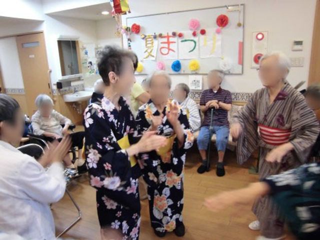 浴衣姿の利用者とスタッフ イベント ゆかたで盛り上がる活動時間、笑顔あふれる和やかな雰囲気。スタッフとの交流で日々が彩り豊かになります。