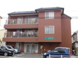 暖かみのある外観の建物