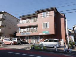 赤茶色の建物外観