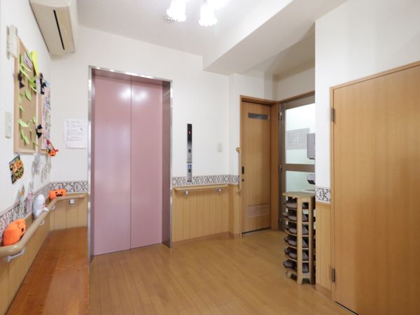 廊下のエレベーターと掲示物