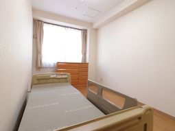 機能的なベッドのある居室