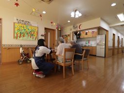 明るい食堂とスタッフ