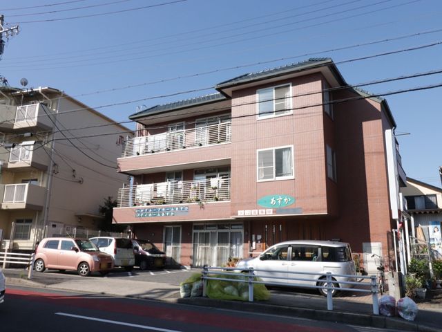 暖かな雰囲気の施設外観 外観 日差しが明るく射し込む温かみのある建物です。通りに面してアクセスしやすい立地にあり、安心してお仕事を始められる環境が整っています。