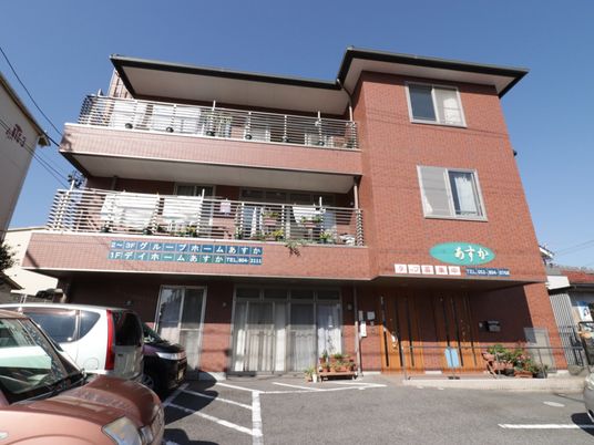 明るい施設の外観
