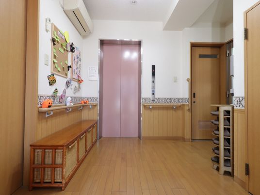 廊下とエレベーターの風景