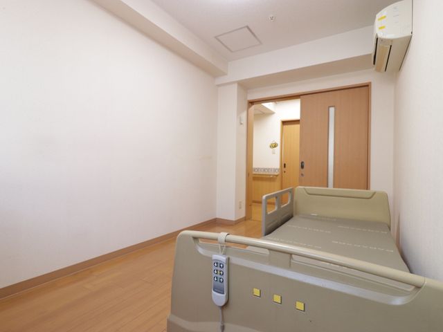 快適な居室の一角 居室 ベッドとクローゼットが整った居心地の良い居室です。自分の空間を大切にしながら、ゆったりと過ごせます。