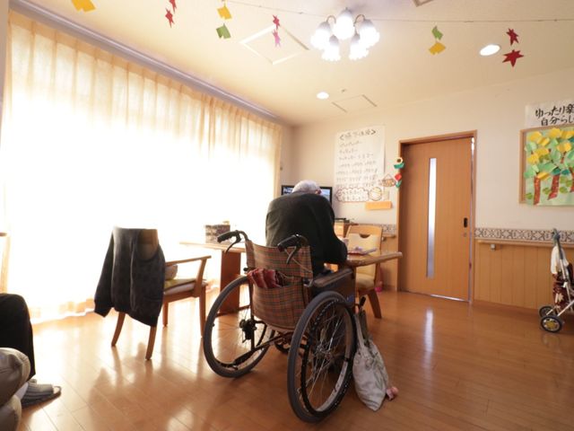 明るい光の多目的室 リビング やすらぎ提供する居心地の良い空間。こちらで日々の交流や活動が行われ、穏やかな時間を楽しまれています。