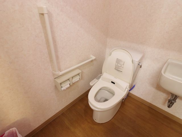 バリアフリートイレ設備 トイレ 安全で使いやすいトイレは、手すり付きで転倒防止に配慮されており、安心してご利用いただけます。